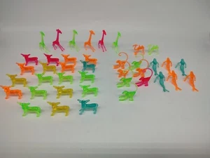 40 Retro Vintage Animal Orize Trinkets Plastic Lot Zoo Cocktail Charms - Picture 1 of 8