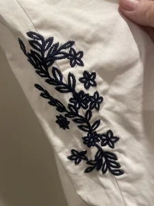 BeMe Plus Size 26 Pant Cropped White with Navy Blue Embroidery on Legs Pockets - Picture 1 of 15