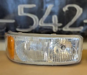 2001-2007 GMC Sierra 2500 3500 Passenger RH Headlight OEM Used 15850352 - Picture 1 of 4