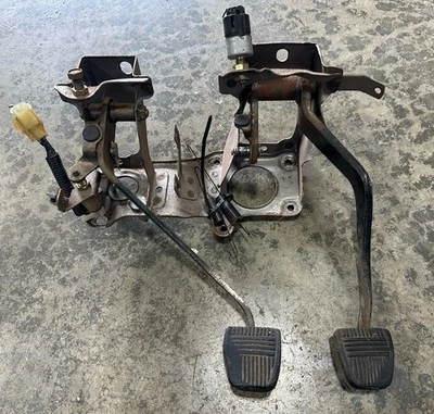 Embrague y pedal de freno Toyota 84-88 4Runner transmisión manual 22RE Foto 1 de 4