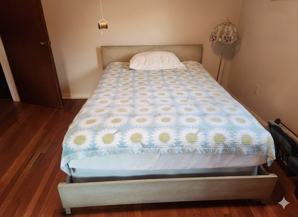 Белая кровать и комод JB Vanskiver, отличное состояние товара, прочная - Изображение 1 из 2