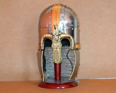 Antiguo casco de latón vikingo armadura caballero medieval con soporte de madera Foto 1 de 4