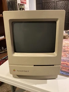 Vintage Apple Macintosh Classic II M4150 POWERS ON NO DISPLAY PARTS - Photo 1/3