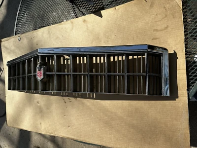 1975 CHEVY MONTE CARLO GRADE CROMADA FABRICANTE DE EQUIPAMENTO ORIGINAL #345349 - Imagem 1 de 4