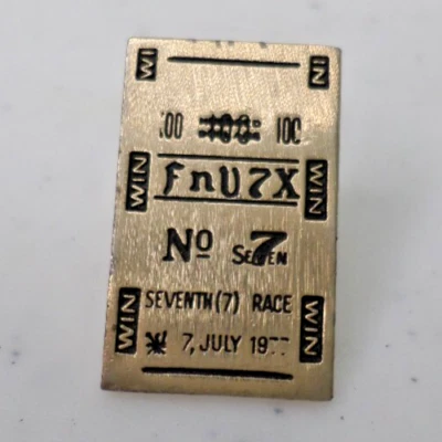 Hollywood Park vintage (?) Prendedor de solapa de boleto de pista de carreras de caballos 7 de julio de 19** Foto 1 de 2