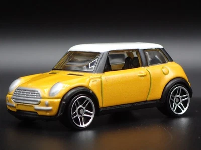 2001-2006 Mini Cooper Giallo 1:64 Scala da Collezione Diorama Modellino Car - Immagine 1 di 4