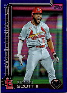 2025 Topps Serie 2 Béisbol Victor Scott II - Lámina Púrpura - #551/250 Cardenales - Imagen 1 de 2