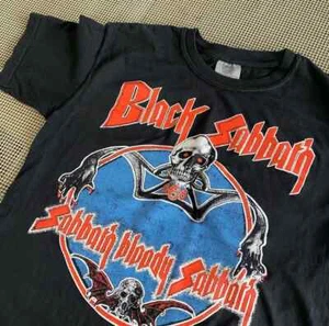 T-shirt unisex cotone BLACK SABBATH 'Sabbath Bloody Sabbath' S-5XL US956 - Foto 1 di 2