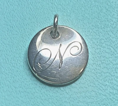 Ciondolo a disco Tiffany & Co. argento Ag925 lettera N alfabeto iniziale 3/4" - Immagine 1 di 4