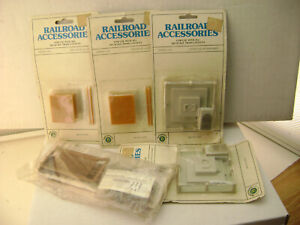 BACHMANN WALTHERS HO TRAIN PRODUCTS 2 TREE HOUSES 2 MONUMENTS TRAIN CAR NEW IN
