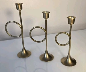 Juego de 3 candelabros trompeta de latón vintage - Imagen 1 de 15