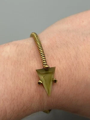 "Brazalete Erickson Beamon Rocks tono dorado extremos de triángulo piedra verde 6,75""" Foto 1 de 4