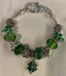 Pequeño brazalete con dije europeo del día de San Patricio tréboles de plata verde Murano - Imagen 1 de 6