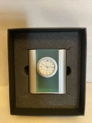 Elegante Reloj Escritorio Cuarzo - Cristal Aguamarina Translúcido Y Lados Verticales Grises Foto 1 de 4