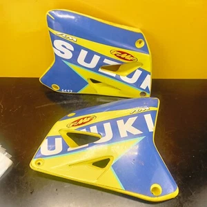 PLASTIQUE CARENAGE AILE RESERVOIR SUZUKI 250 RM 2003 K2 - Foto 1 di 3