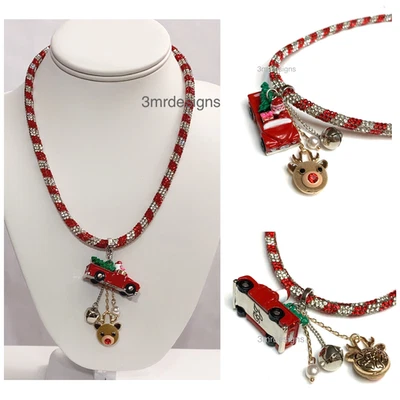 Colar de cristais novo com etiquetas Betsey Johnson SANTA RED TRUCK XMAS CHARMS tom de ródio CZ - Imagem 1 de 4