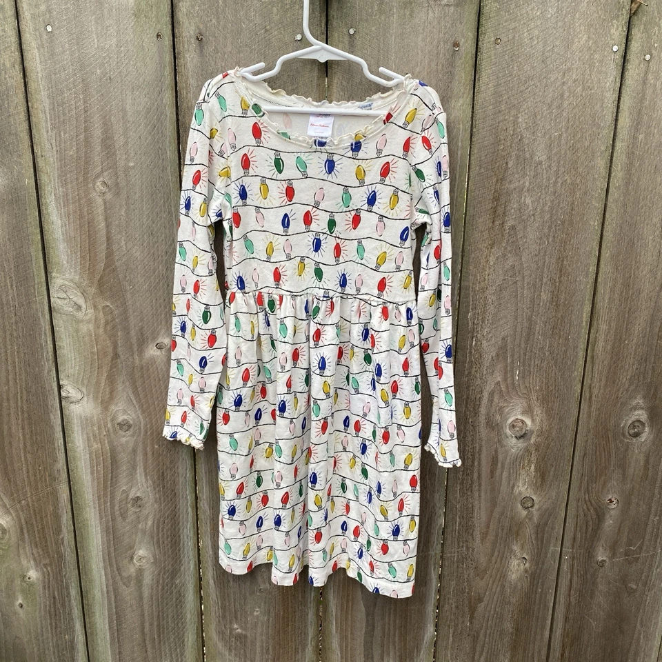 Vestido acanalado estampado navideño Hanna Andersson luces navideñas festivas 130 EE. UU. 8 Foto 1 de 4