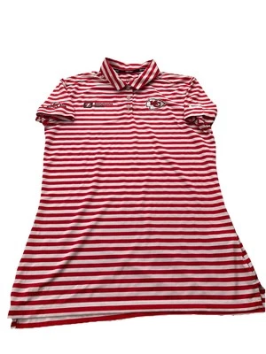 Camisa de golf Nike Tournament con patrocinadores. Rojo. Blanco. KC Chiefs. Mujer pequeña. Foto 1 de 4