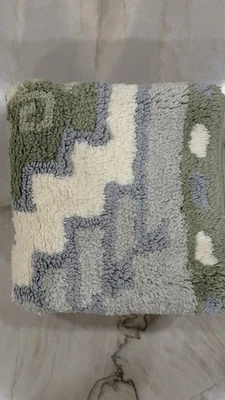 Alfombra de baño West Elm Esana 20 X 34 verde eucalipto azul persa caja abierta Foto 1 de 4