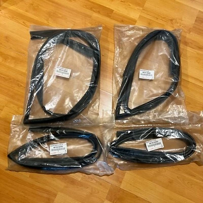 Genuine Toyota Corolla Altis CE120 ZZE121 ZZE122 4D door window glass run seal - Image 1 of 4