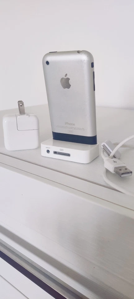 Apple iPhone 2G 1st generation 8GB. - Immagine 1 di 4