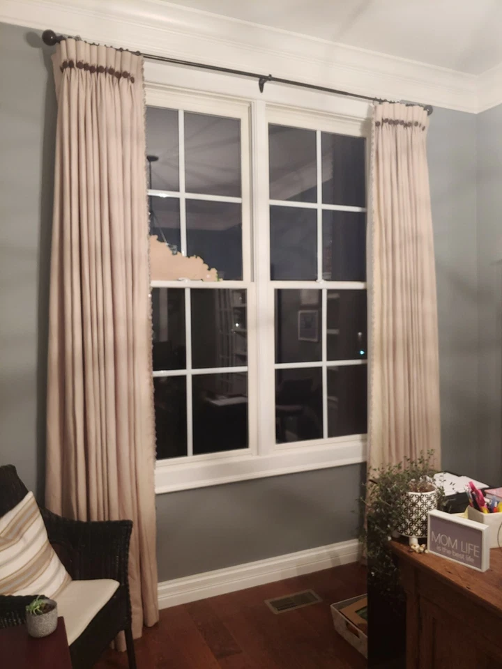 Cortinas plisadas a medida con adornos de cuentas y detalles de botones Foto 1 de 4