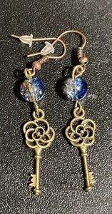 CREATIONS BY LOREN Handgefertigte Vintage Schlüssel Ohrringe mit blauen Glasperlen | NEU - Bild 1 von 2