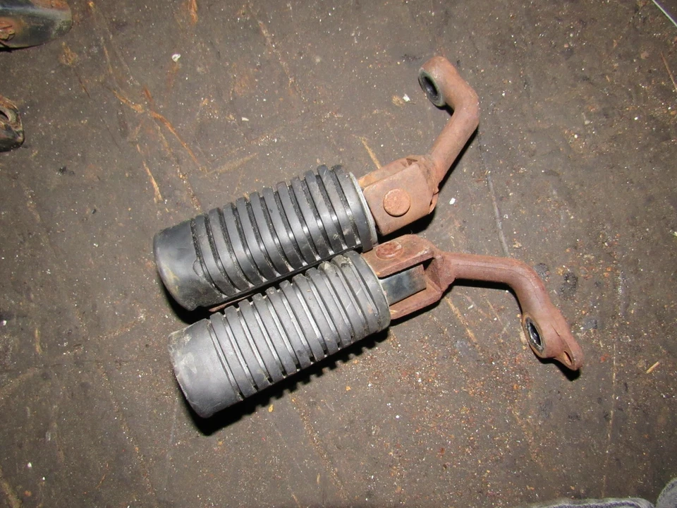 Honda CB650 C 1981 estriberas delanteras izquierda derecha Foto 1 de 1