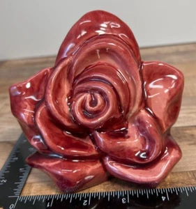 Rote Keramik Wandtasche in Rosenform mit glänzender Oberfläche - Bild 1 von 4
