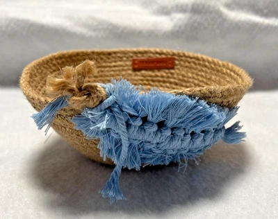 Cuerda hecha a mano baratija cuenco/cesta cuerda de yute con pluma de macramé azul claro  Foto 1 de 4