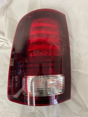 Lámpara de luz trasera izquierda del lado del conductor OEM 2013-2018 Dodge Ram 1500 2500 LH Foto 1 de 4