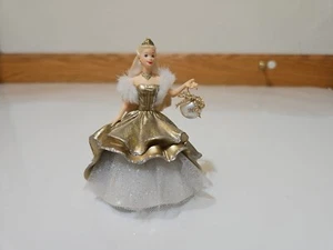 CELEBRATION BARBIE Hallmark Andenken Weihnachtsschmuck OHNE BOX 2000 Gold Kleid - Bild 1 von 6