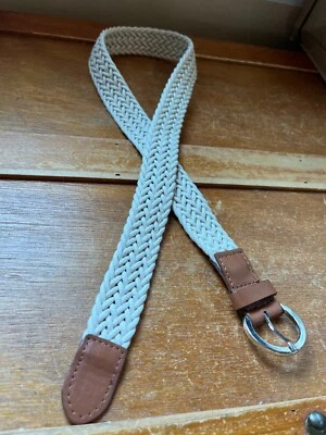 Cinturón trenzado cuerda crema con detalles de cuero marrón y hebilla plateada - 30 pulgadas Foto 1 de 4