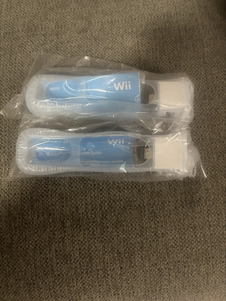 Totalmente Nuevo Aún Precintado Nintendo Wii MOTION PLUS ACCESORIO x2! Transparente Foto 1 de 4