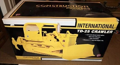 Cosechadora internacional First Gear TD-25 escala 1:25 con hoja amarilla nueva en caja Foto 1 de 4