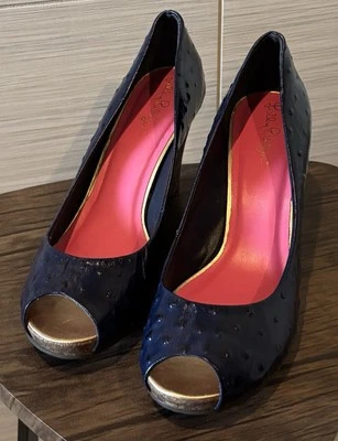 $228 Cuñas Lilly Pulitzer Cuero Avestruz Azul Marino Punta abierta Talla 9.5, Usadas Una Vez Foto 1 de 4
