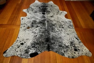 A Feature Packed Branded Mid Sized Speckle Park Salt & Pepper Cow Hide Rug - Foto 1 di 7