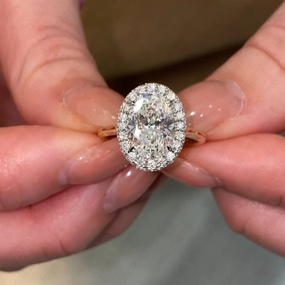 Anillo de compromiso con halo de moissanita de corte ovalado de 2,32 TCW en oro sólido de dos tonos de 14 K Foto 1 de 4