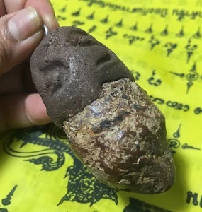 TALISMÁN TAILANDÉS AMULETO ARTESANÍAS MÁGICAS SURIYAN FETICHE SANTO COLGANTE LEKLAI DIABLO AMOR - Imagen 1 de 12