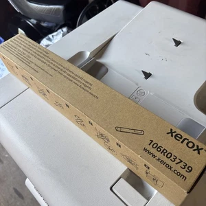 GENUINE XEROX VersaLink C7020 Magenta Extra High Cap Toner 106R03739 - Afbeelding 1 van 3