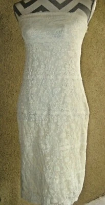 Vestido justo White House Black Market elástico marfim renda forrado sem alças - Imagem 1 de 4