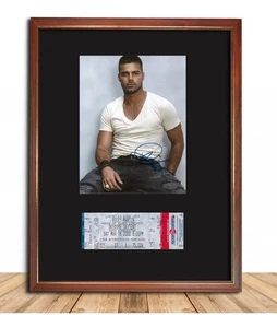 RICKY MARTIN GERAHMT 13x17" signiert Foto & Konzertkarte DISPLAY REPRO Latein Pop - Bild 1 von 1