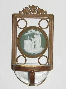 05I3 ANCIEN BÉNITIER MURAL EN BISCUIT DE WEDGWOOD AVEC ANGE GARDIEN COMMUNION - Foto 1 di 6