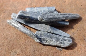 Una piedra natural de cianita cruda de 1,5"" - 2"" energía positiva curativa - Imagen 1 de 2