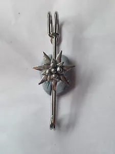 C21 Pequeño Edelweiss Kilt Pin Bufanda o Broche Pin Estaño Emblema 3" 7,5 cm - Imagen 1 de 1