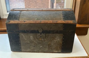 Small Wooden Chest - Doll's Chest - w Original Insert Circa 1870s - 1890s - Picture 1 of 11