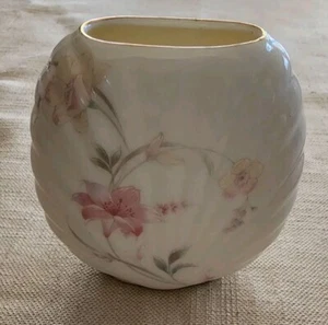 Jarrón de porcelana fina vintage de Japón blanco rosa flores con marcas florales - Imagen 1 de 7
