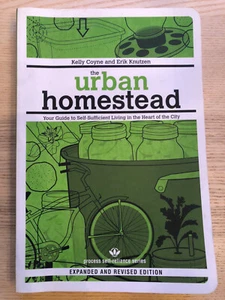 The Urban Homestead (Expanded Ed)Your Guide to Self-Sufficient Living VERY GOOD - Imagen 1 de 4