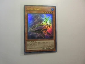 Abgrundhai Ultra Rare LED9-DE001 Yugioh Karte NM - Bild 1 von 2