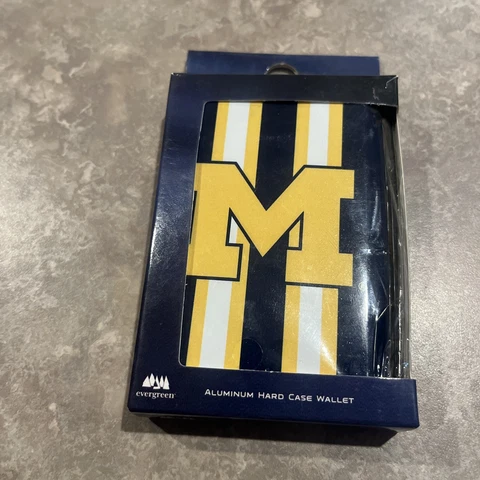 MICHIGAN WOLVERINES EVERGREEN HARDCASE ALUMINUM WALLET NEW Cover
